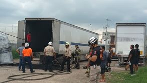 Más de 100 niños fueron evacuados de una guardería en Apodaca tras el incendio de un tráiler con carbón en la colonia Joyas del Pedregal.