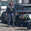 Policías observando balas en el suelo.