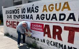 Barda en la calle con promocional de Morena
