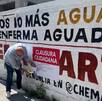 Barda en la calle con promocional de Morena