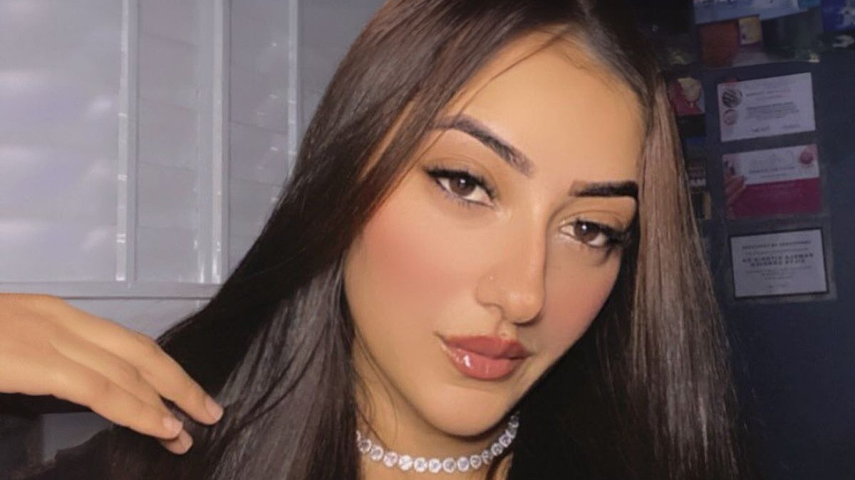 Influencer de Brasil, Pamela Guimarães, viendo a la cámara mientras se toca el cabello con la mano derecha