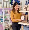 Persona comprando regalos en una tienda de Puebla