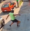 un hombre patea a un gato en una calle
