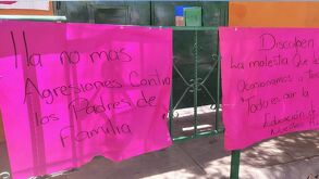 Lo que debía ser una semana de celebraciones terminó en un zafarrancho al interior de la escuela primaria Leona Vicario en Gómez Palacio