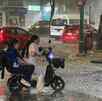 Fuertes lluvias registradas durante la noche del viernes en distintos puntos de la capital provocaron inundaciones y afectaciones viales.
