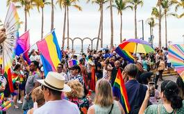 Personas con banderas LGBT