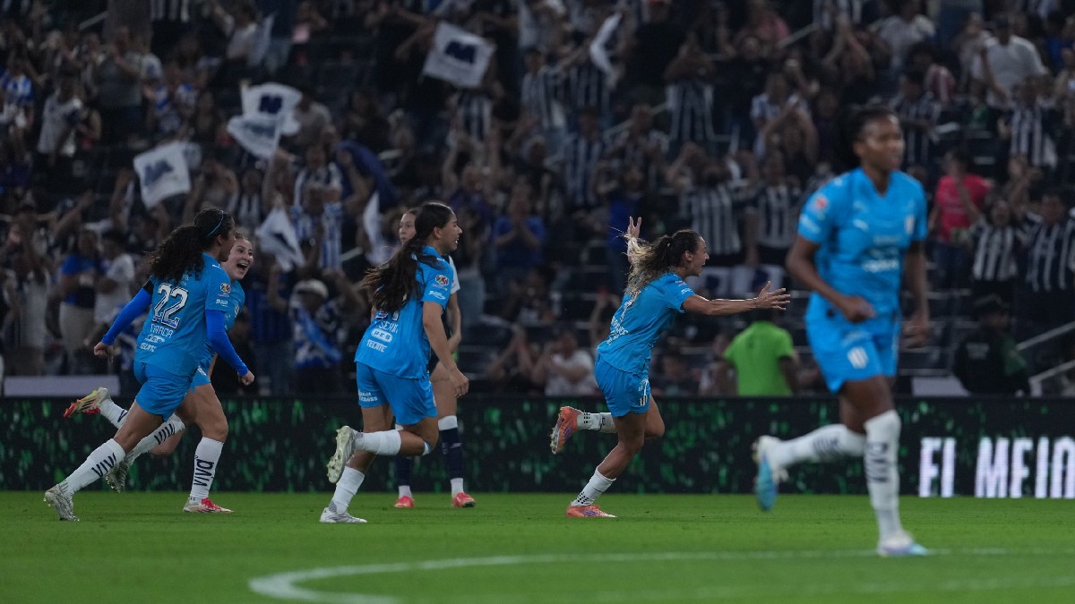 Jugadoras de Rayadas celebrando el gol que les dio el pase a la Gran Final de la Liga MX Femenil.
