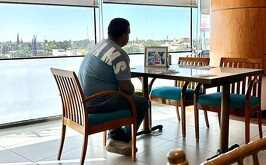 Joven que fue captado desayunando con la fotografía de su mamá en el Día de las Madres.