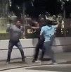 unos hombres peleando en una calle y una camioneta arrollando personas