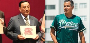 Hombre de traje sosteniendo un libro junto a un hombre vestido con una playera verde de beisbol.