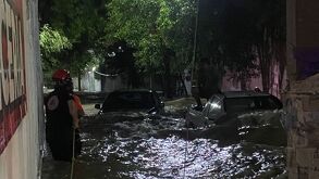 rescate de protección civil y bomberos tras inundación