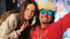 Belinda abraza a un hombre vestido de ranchero en un escenario de la Feria de Puebla