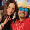 Belinda abraza a un hombre vestido de ranchero en un escenario de la Feria de Puebla