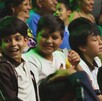 Fotografía de unos niños riendose en una conferencia en relación con la escuela
