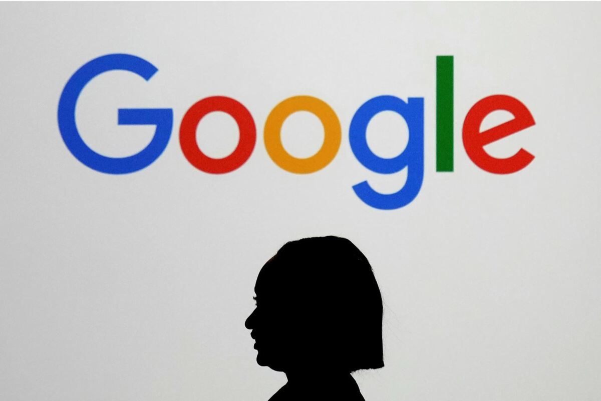 personal de google en revisión del nuevo tipo de hackeo