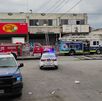 Empleados del Mercado de Abastos de San Nicolás rescataron a una mujer atrapada en el incendio de un local comercial.