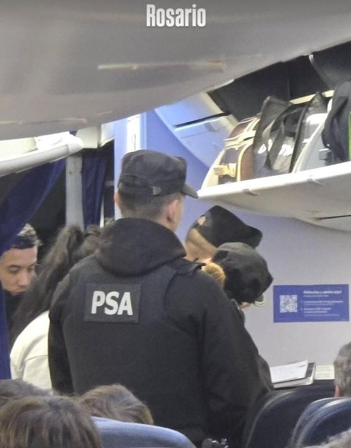 Pareja sorprendida intimando en un avión