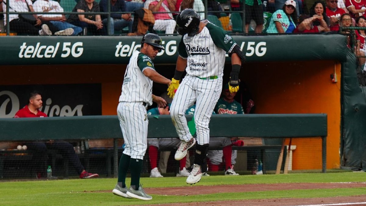 Integrantes del equipo de Pericos Puebla durante una celebración en el campo de juego