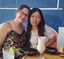 una joven mujer con su madre celebrando el día de las madres en un restaurante