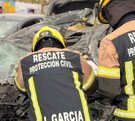 Personal de Bomberos trabaja en un auto chocado en el Periférico de Puebla.