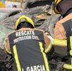 Personal de Bomberos trabaja en un auto chocado en el Periférico de Puebla.