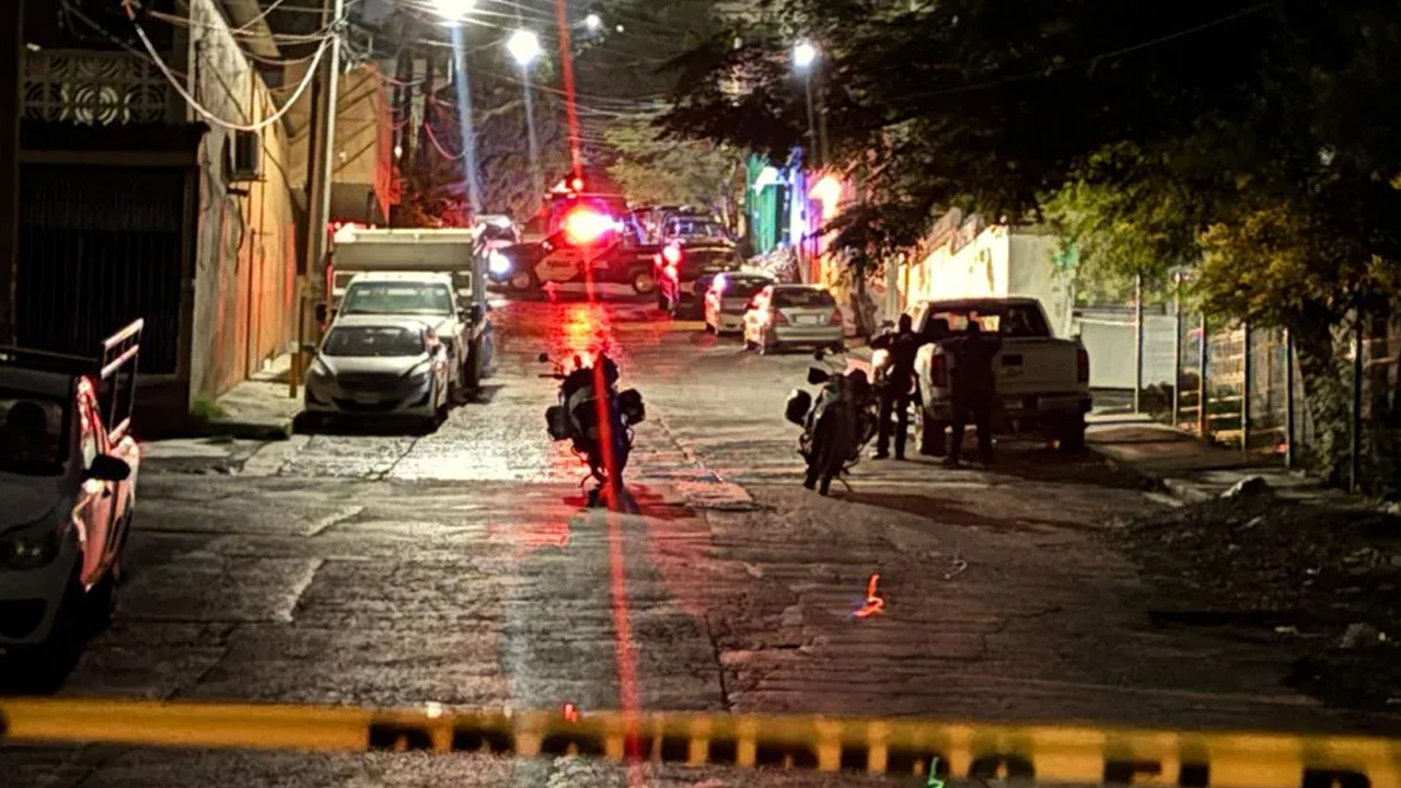 Dos hombres, quienes eran cuñados, fueron asesinados a balazos en distintos puntos de la colonia Sierra Ventana, en Monterrey.