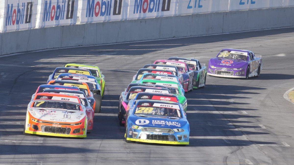 Automóviles compiten en una carrera como parte de las competencias NASCAR
