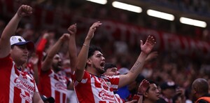Afición alentando al equipo de Chivas