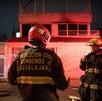 Tres personas y sus mascotas sobreviven a un fuerte incendio en la colonia Independencia. Bomberos y Protección Civil evalúan riesgos estructurales.