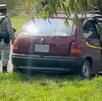 Policías investigan el hallazgo del cadáver de una mujer encajuelada en Toluca.