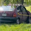 Policías investigan el hallazgo del cadáver de una mujer encajuelada en Toluca.