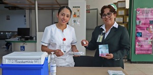 dos enfermeras en una clínica del imss muestran material de vacunación