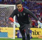 Camilo Vargas en el campo del Estadio Jalisco