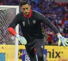 Camilo Vargas en el campo del Estadio Jalisco
