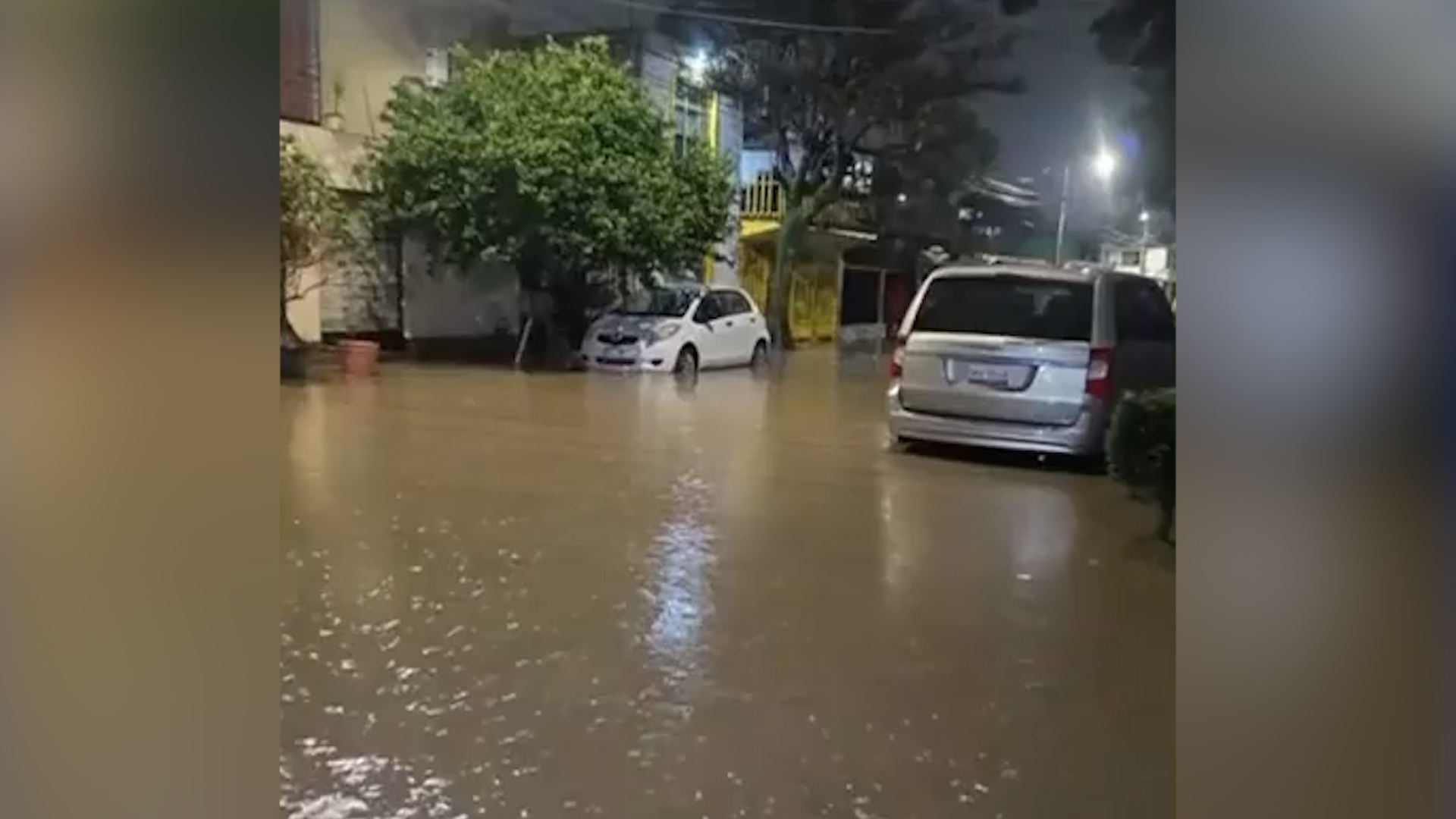 El Río Hondo se desbordó en Naucalpan dejando casas fracturadas e inhabitables. Familias pierden todo tras crecida de 50 mil litros por segundo.