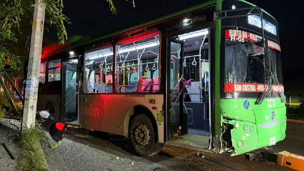 Un camión de la ruta 68 chocó contra la estructura de un semáforo en Guadalupe, Nuevo León.