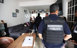 Policía dentro de anexo