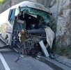 Al menos dos personas murieron y una decena más resultaron lesionadas tras un choque frontal entre una camioneta y un autobús foráneo de pasajeros.