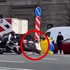 Motocicleta a alta velocidad a punto de impactar contra la actriz Ksenia Dobromilova en calles de rusa con personas y autos alrededor