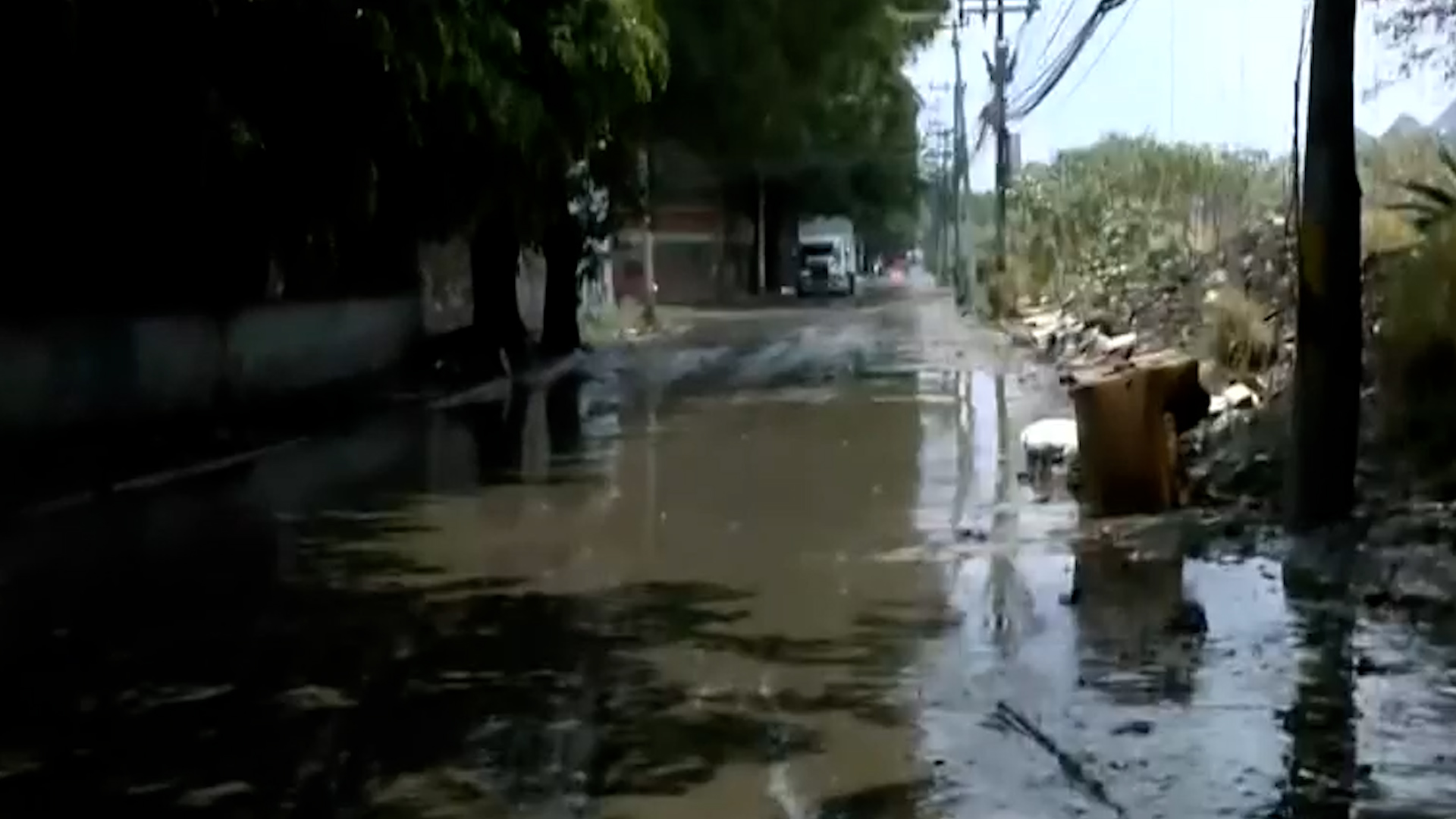 El desbordamiento del Río Hondo y de los Remedios inunda la zona industrial de Alce Blanco en Naucalpan. Lodo y basura colapsan la movilidad.