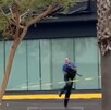 Hombre corriendo, detrás una policía