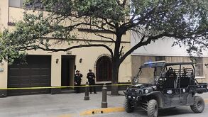 Hallan a un hombre sin vida y con un impacto de bala en su casa del Barrio Antiguo de Monterrey.