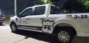 Patrulla blanca de la Fiscalía del Estado de Jalisco estacionada detrás de una patrulla de la Policía de Guadalajara al lado de áreas verdes