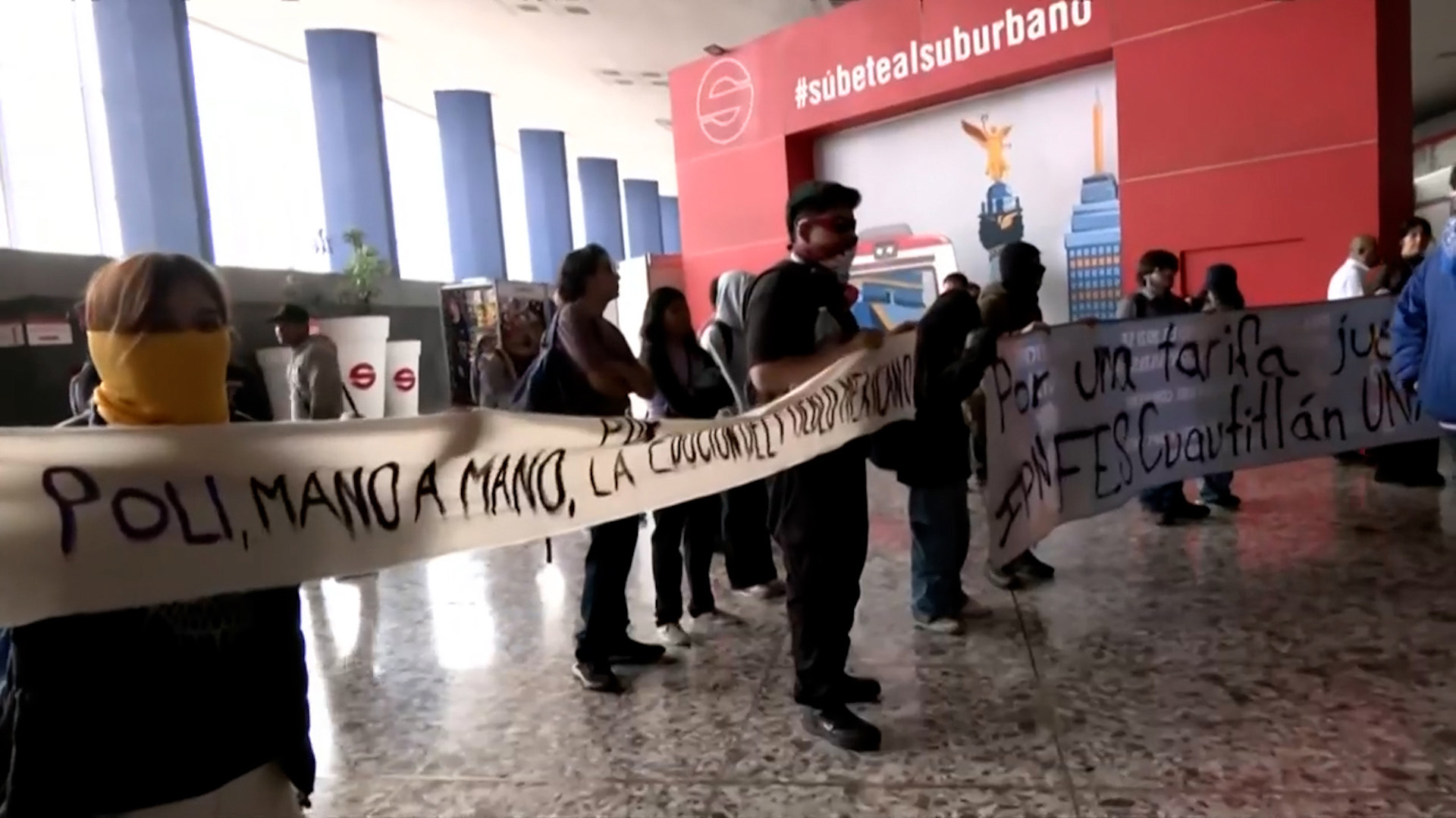 Alumnos del IPN liberan torniquetes en la estación Buenavista del Suburbano. Exigen tarifas justas para estudiantes y amenazan con cerrar Insurgentes.