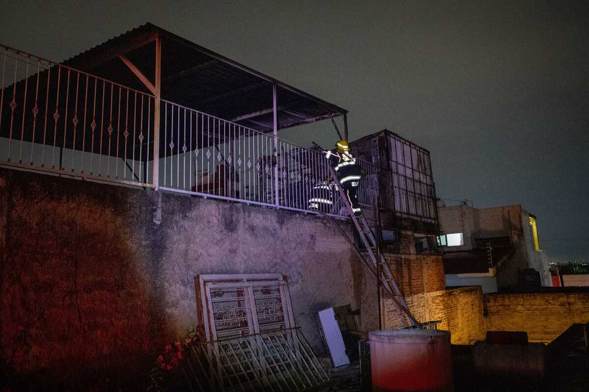 Tres personas y sus mascotas sobreviven a un fuerte incendio en la colonia Independencia. Bomberos y Protección Civil evalúan riesgos estructurales.
