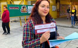 Madre de familia haciendo registro para Beca Rita Cetina