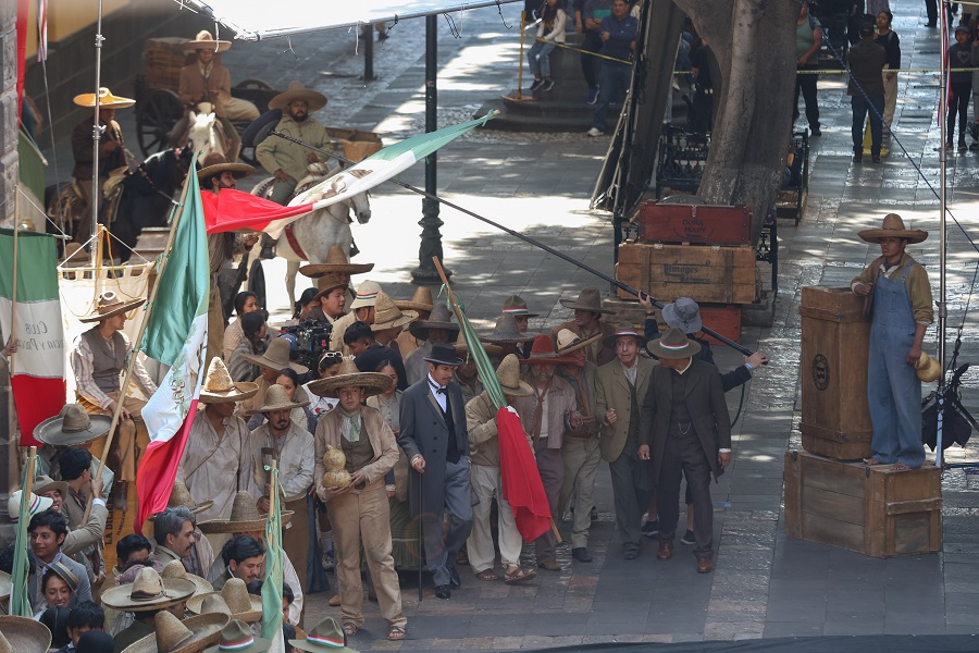 Actores de una serie durante un rodaje en la ciudad de Puebla.