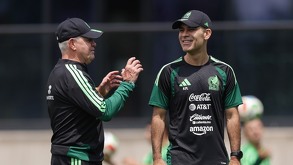 'Vasco' dirigiendo a jugadores mexicanos en el CAR junto a Rafael Márquez, próximo entrenador de la Selección una vez terminado el próximo Mundial.