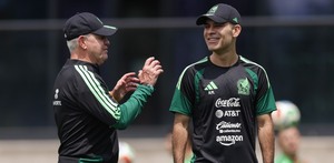 'Vasco' dirigiendo a jugadores mexicanos en el CAR junto a Rafael Márquez, próximo entrenador de la Selección una vez terminado el próximo Mundial.