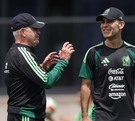 'Vasco' dirigiendo a jugadores mexicanos en el CAR junto a Rafael Márquez, próximo entrenador de la Selección una vez terminado el próximo Mundial.